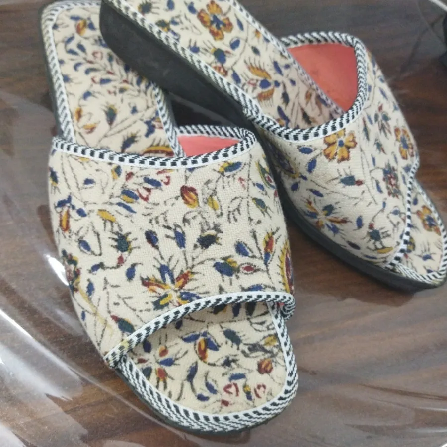 دمپایی رو فرشی