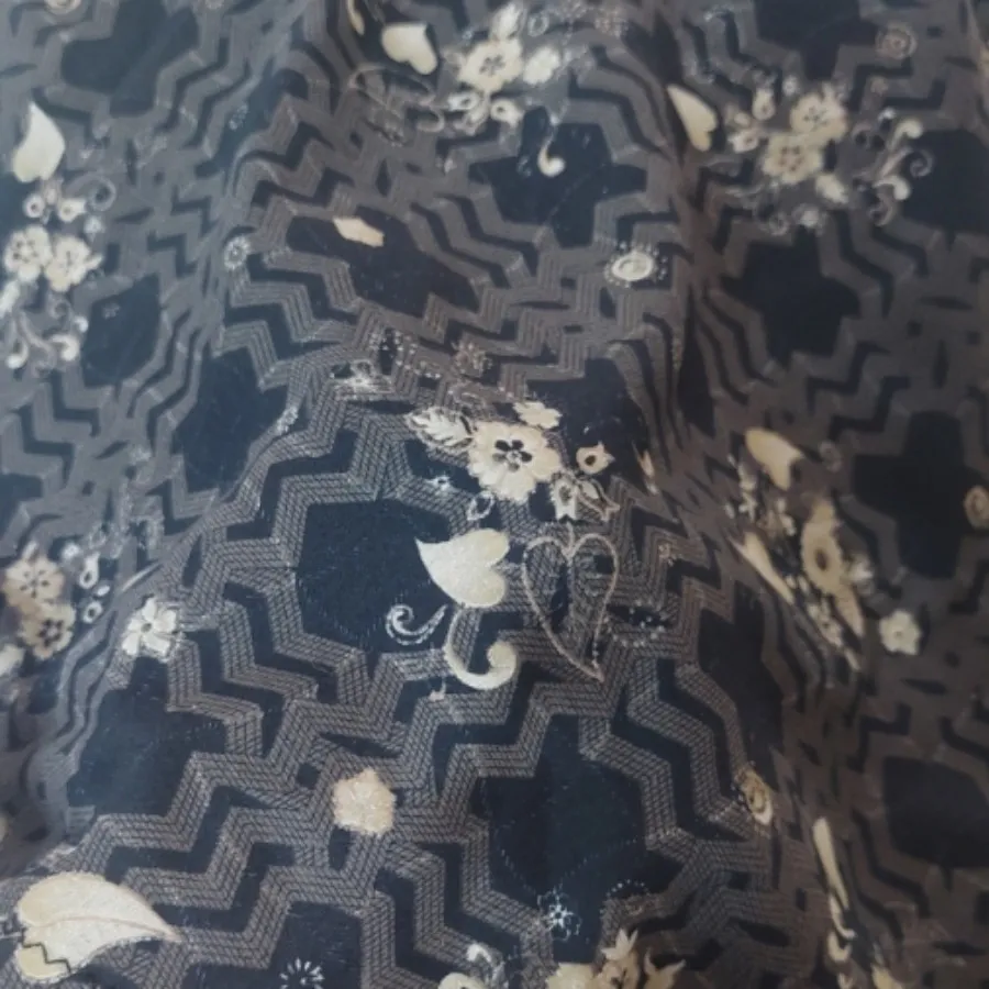 چادر رنگی دوخته شده