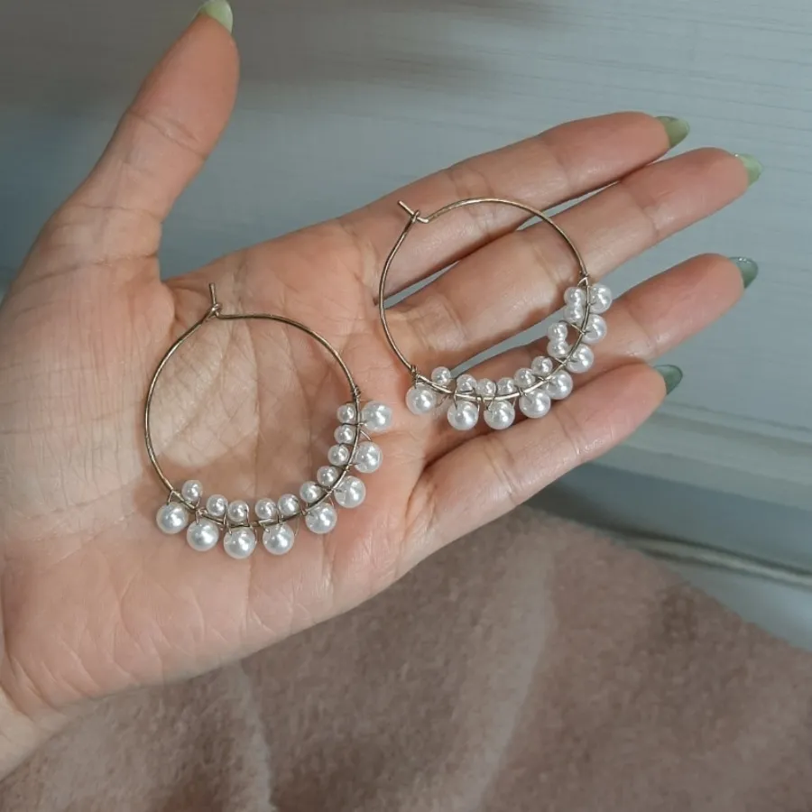 تعدادی گوشواره حلقه ای