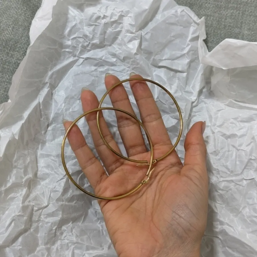 تعدادی گوشواره حلقه ای