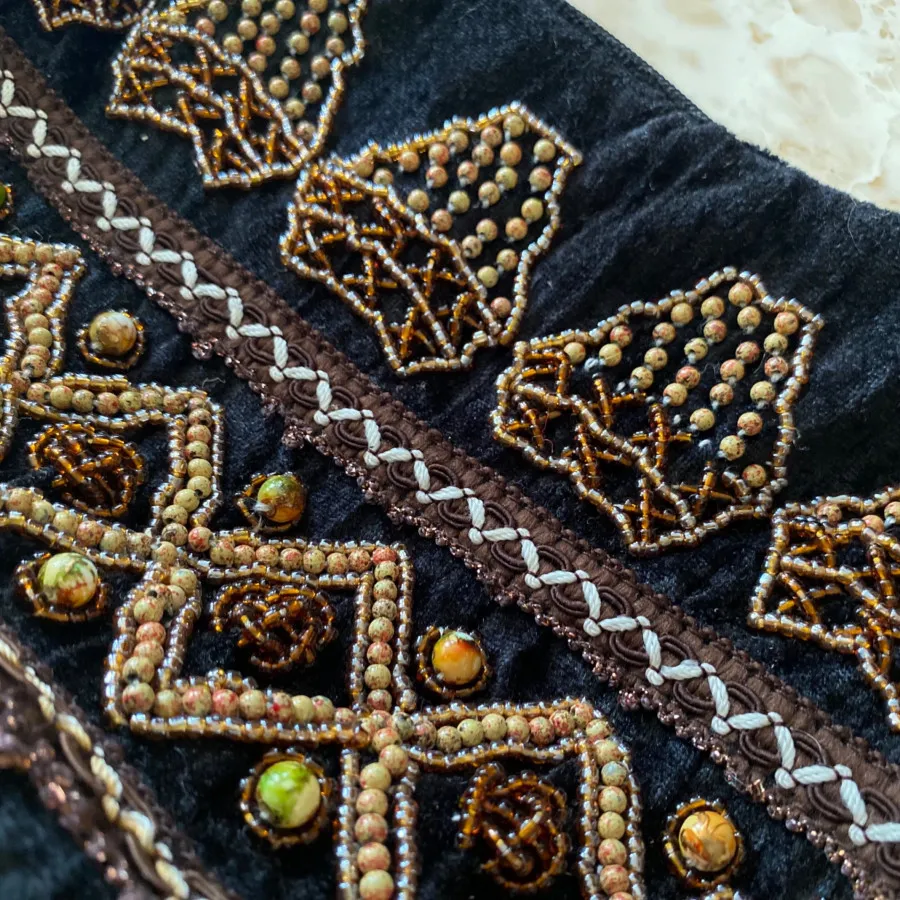 کیف مخمل مشکی منجوق‌دوزی