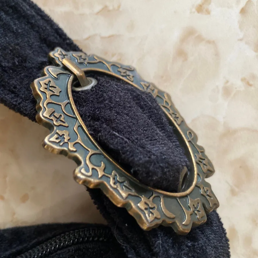 کیف مخمل مشکی منجوق‌دوزی