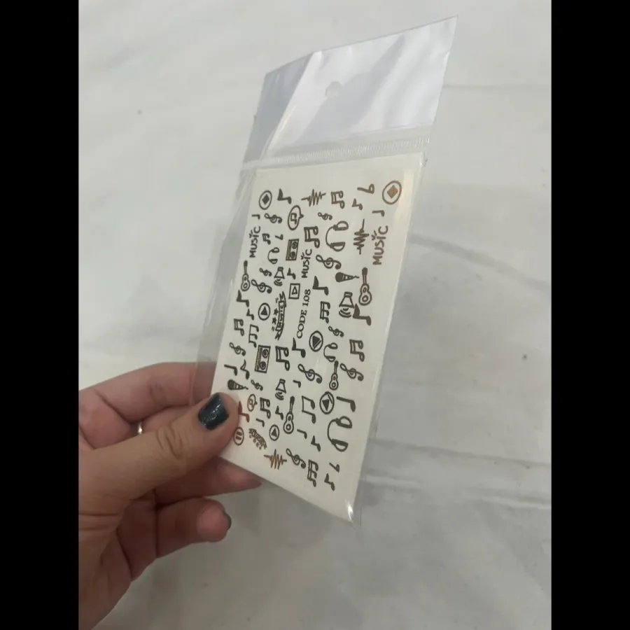 لنز ناخن مشکی و طلایی