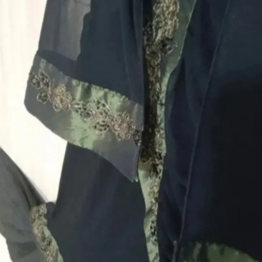 لباس مجلسی و شال از خودش
