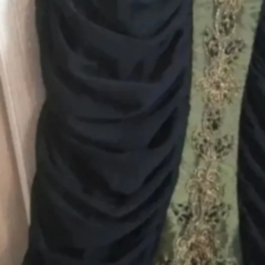 لباس مجلسی و شال از خودش