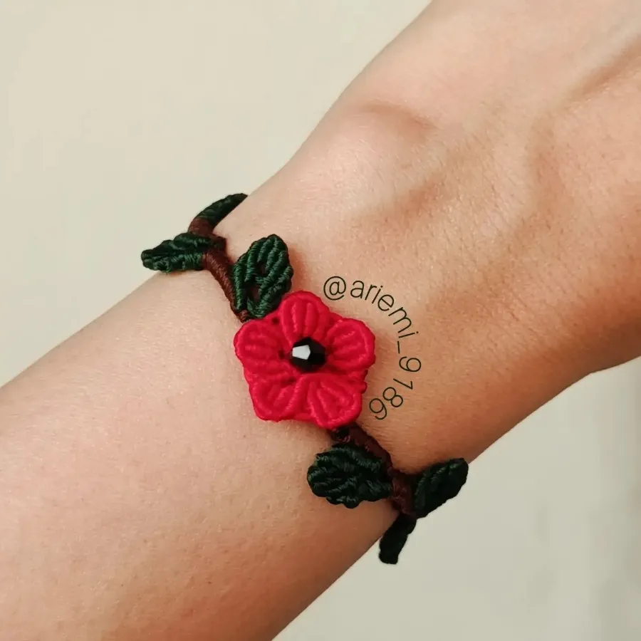 دستبند دوستی طرح گل و برگ