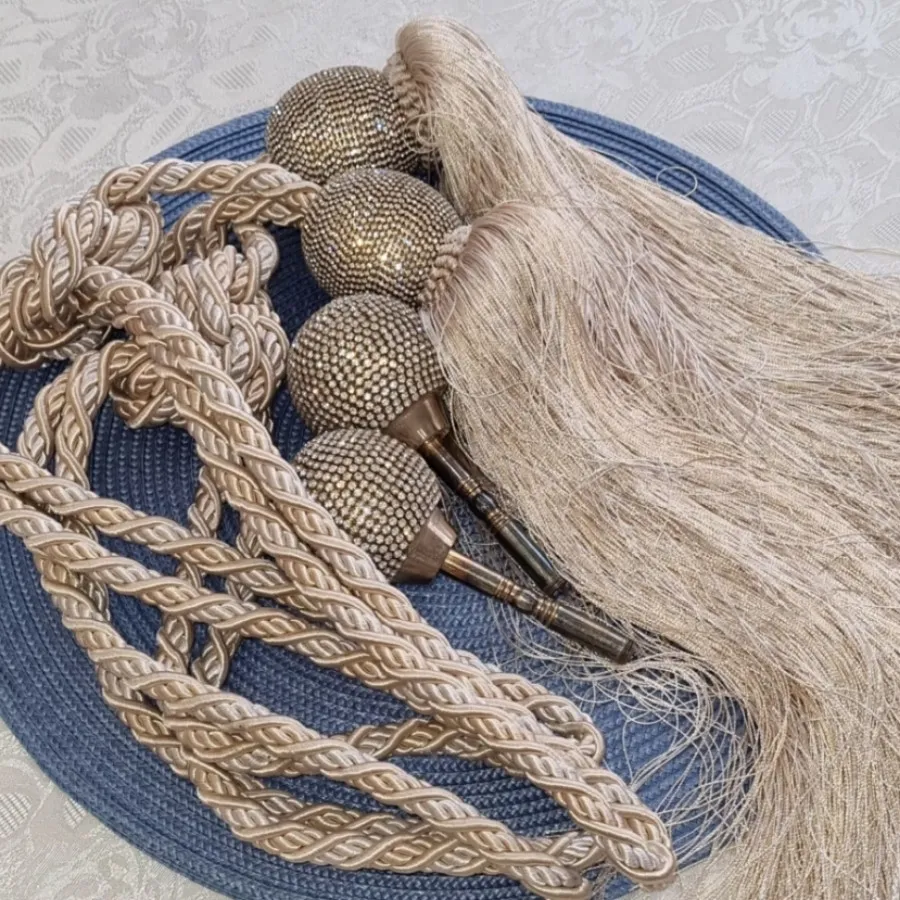 گل میخ پرده