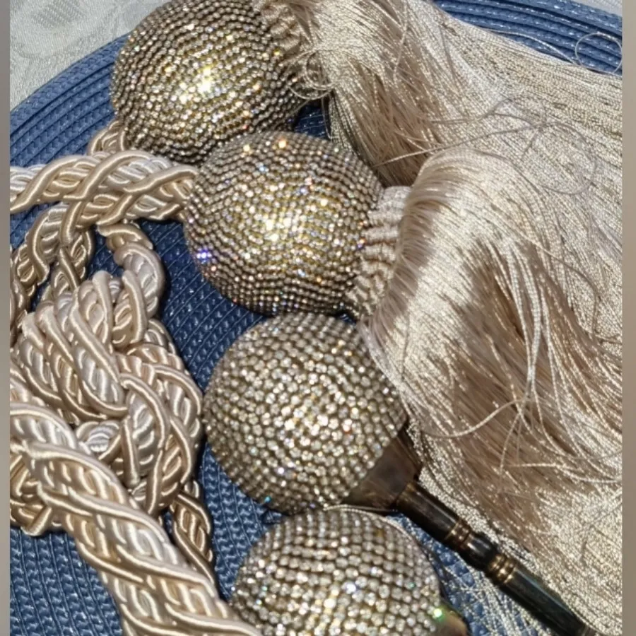 گل میخ پرده