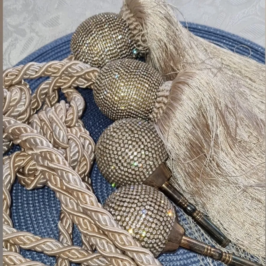 گل میخ پرده