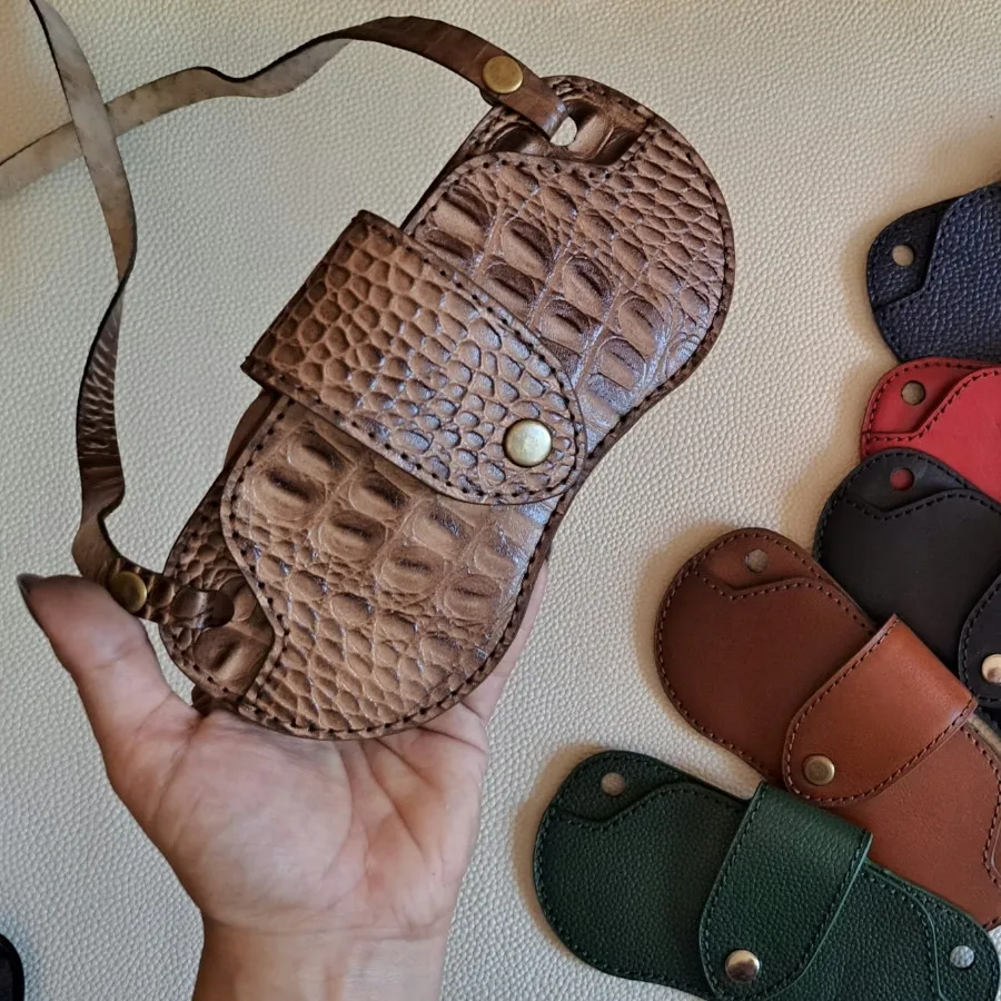 کیف عینک چرم با بند گردنی