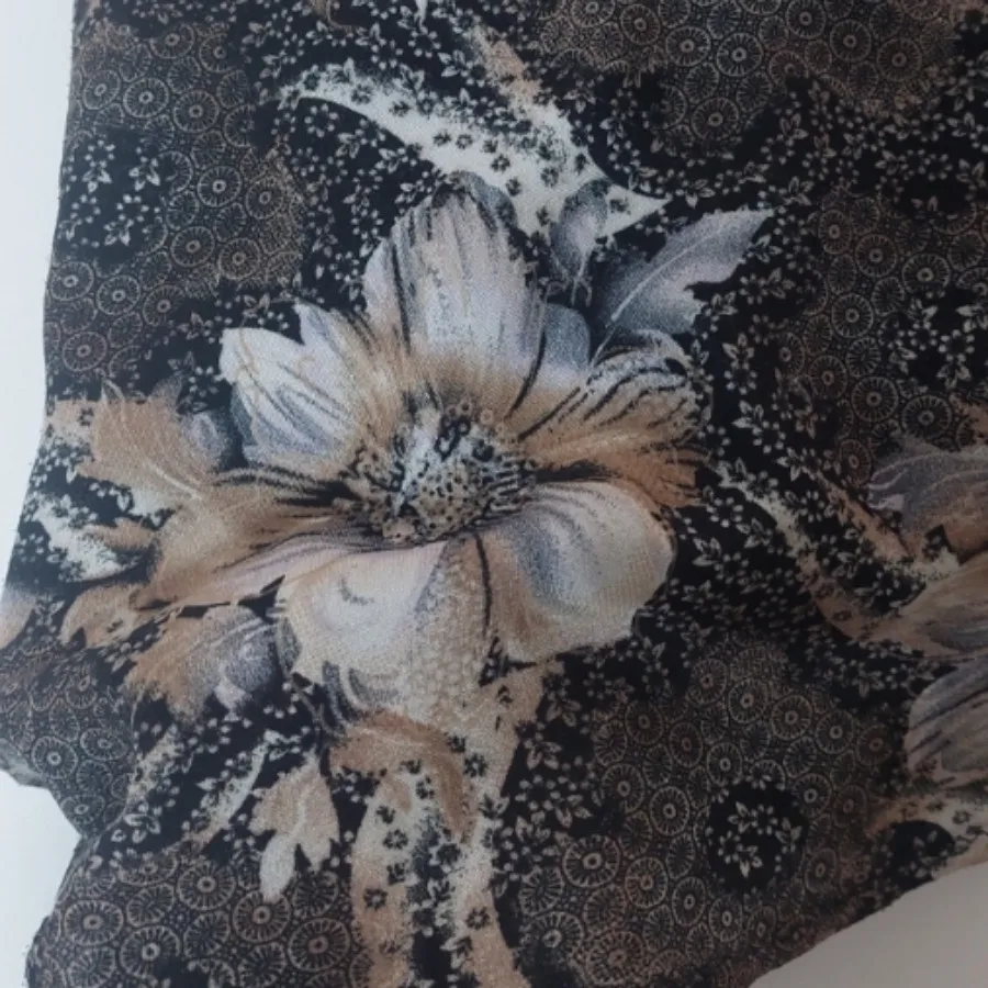 چادر رنگی دوخته شده