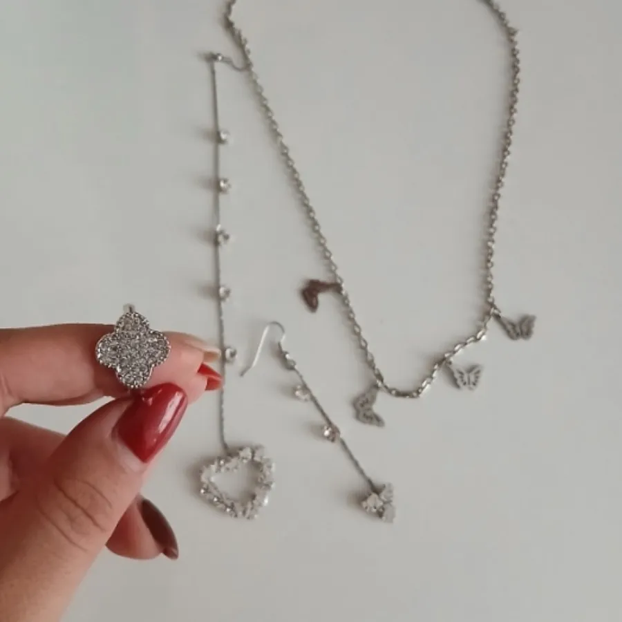 گوشواره و انگشتر