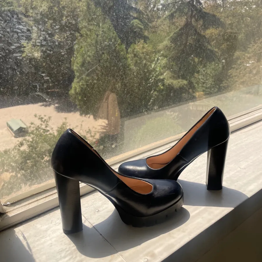 کفش پاشنه بلند سرمه ای