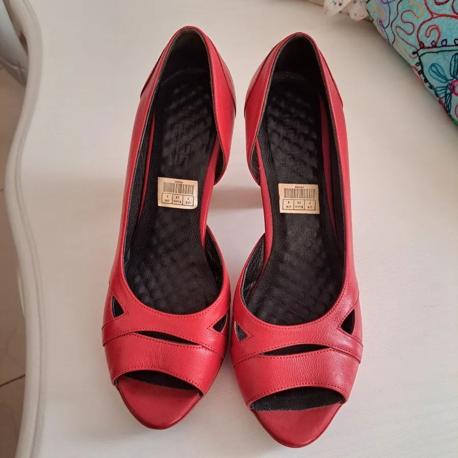 کفش چرم پاشنه دار