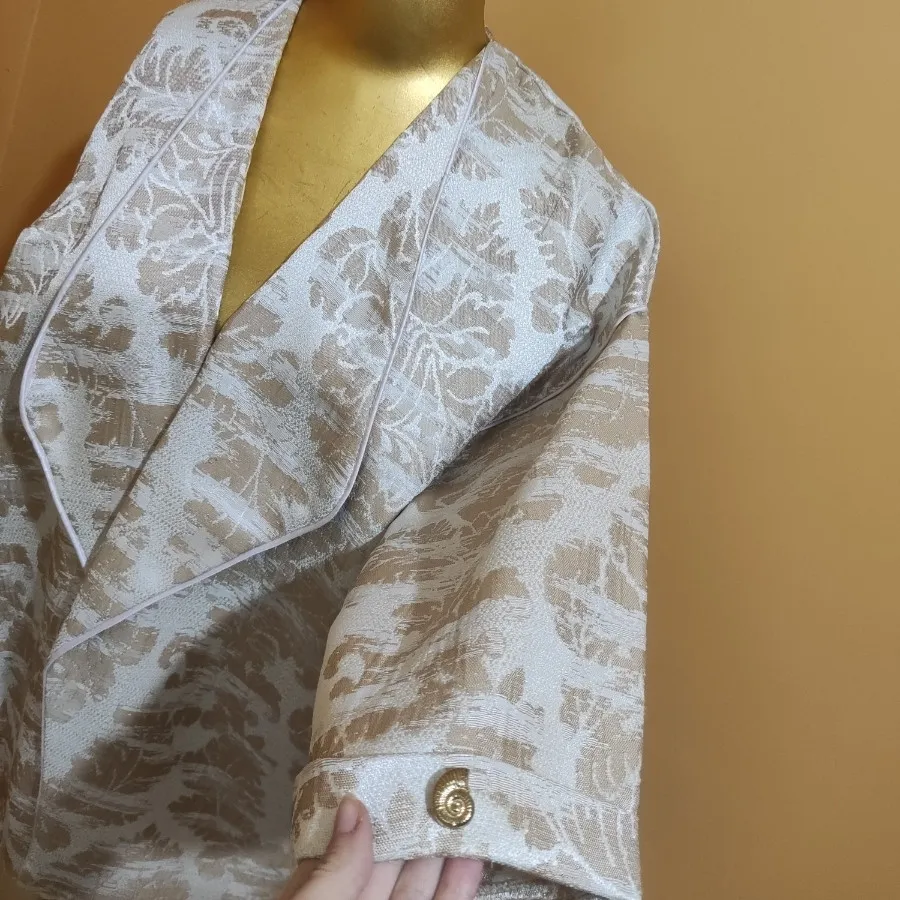 مانتو مزونی با دکمه حلزون