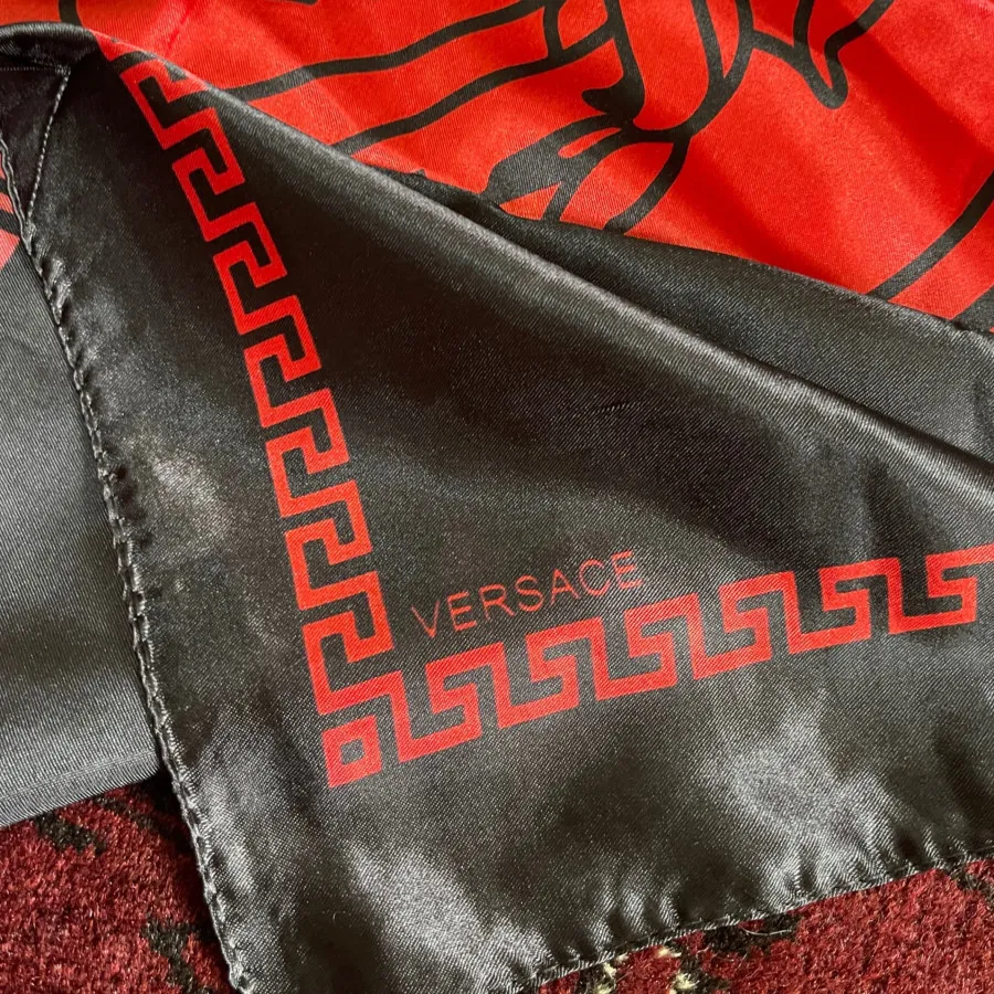 روسری ساتن قرمز مشکی