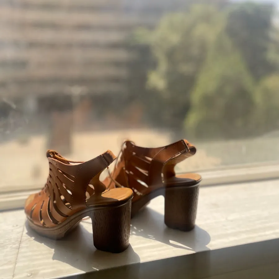 کفش طبی پاشنه دار قهوه ای