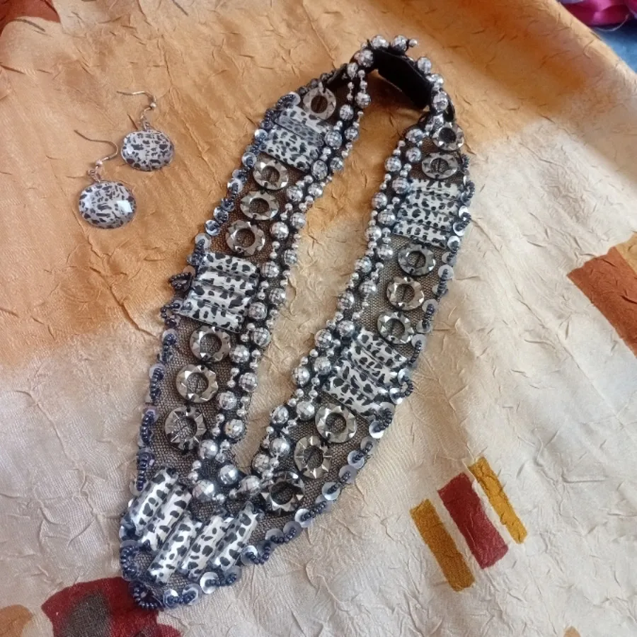 گردنبند پارچه تور کارشده