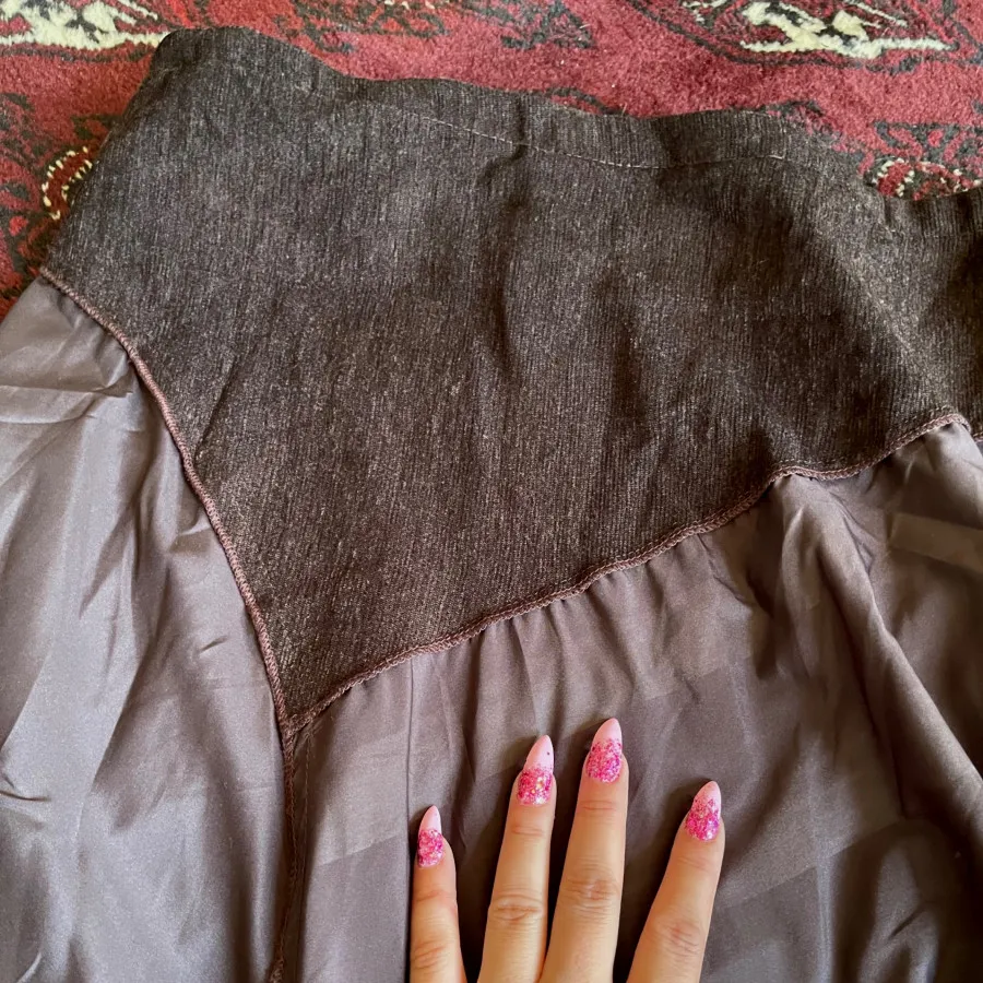 دامن ساتن و کبریتی