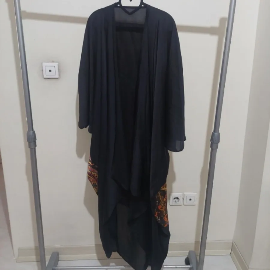 مانتو مشکی پشت طرح دار