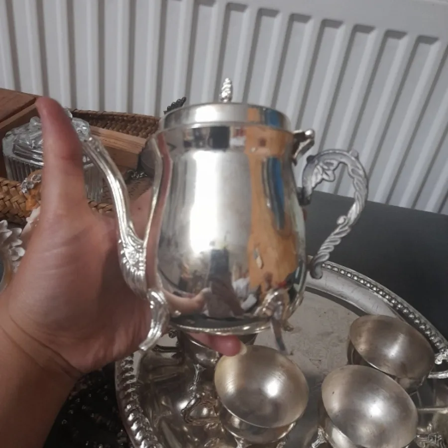 قوری و فنجان کوچک