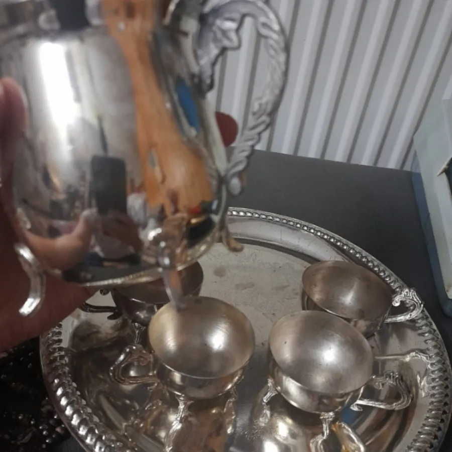 قوری و فنجان کوچک