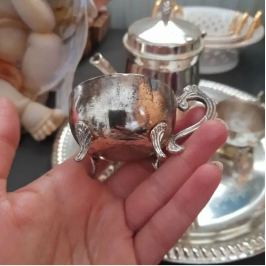 قوری و فنجان کوچک