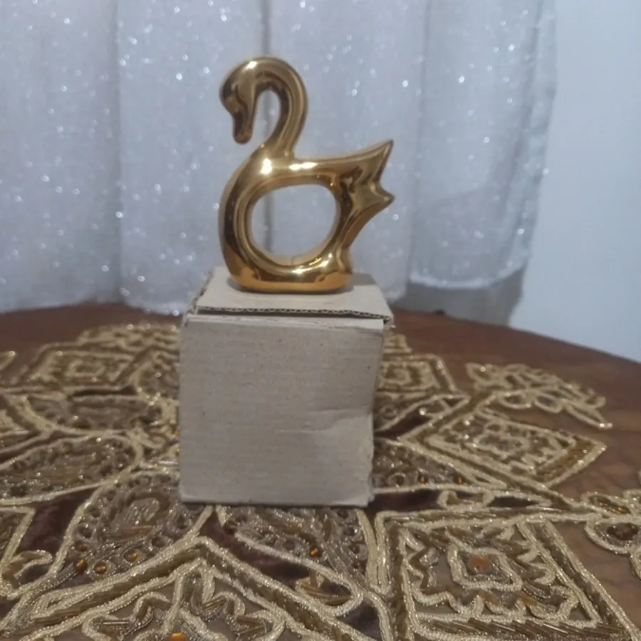مجسمه وحلقه دستمال سفره