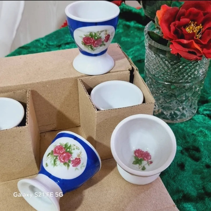 یک  دست تخم مرغ خوری چینی