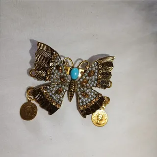 سنجاق سینه پروانه