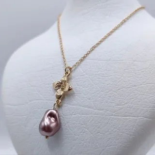 گردنبند طرح گل و مروارید