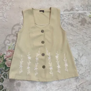 جلیقه کرمی رنگ