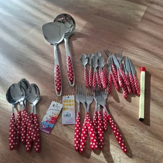 ست قرمز خالدار