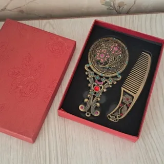آینه و شانه فلزی