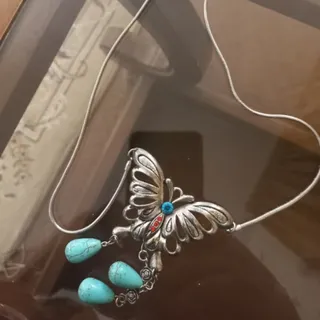 گردن بند پروانه