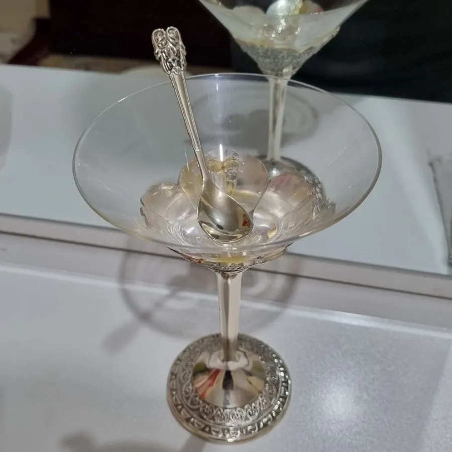 گیلاس بستنی خوری