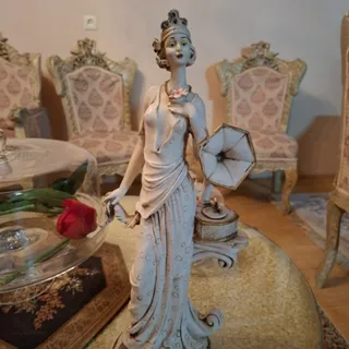 دو عدد مجسمه