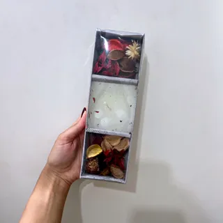شمع و گل خشک