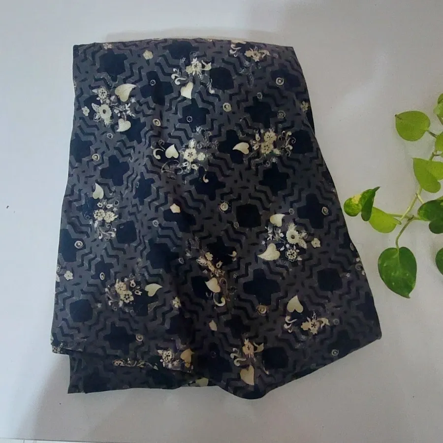 چادر رنگی دوخته شده