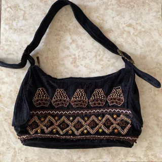 کیف مخمل مشکی منجوق‌دوزی