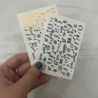 لنز ناخن مشکی و طلایی