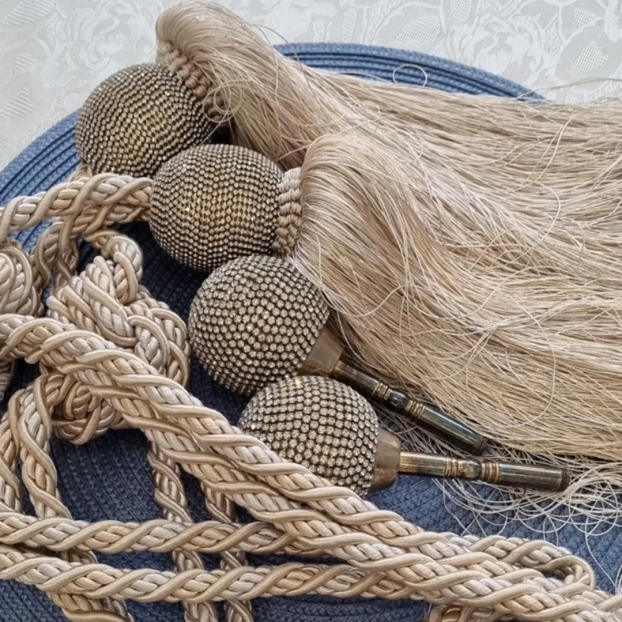 گل میخ پرده