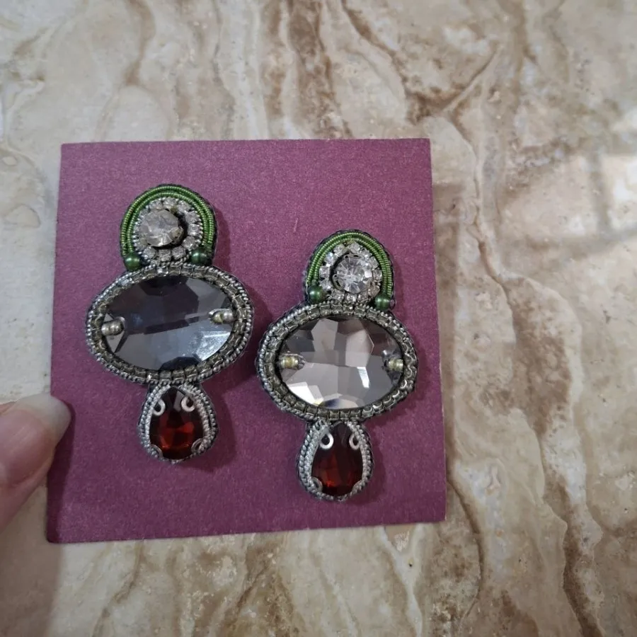 گوشواراه جواهردوزی