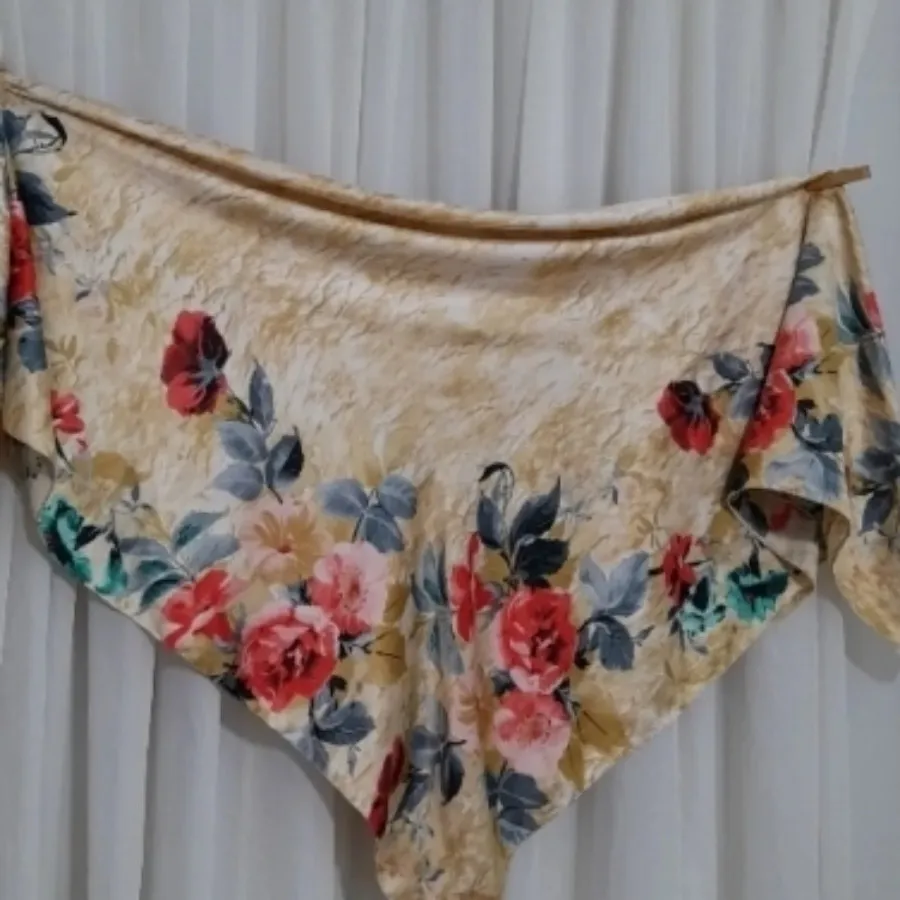 روسری ساتن ابریشم.
