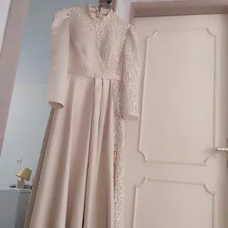 لباس مجلسی پوشیده و مجلل