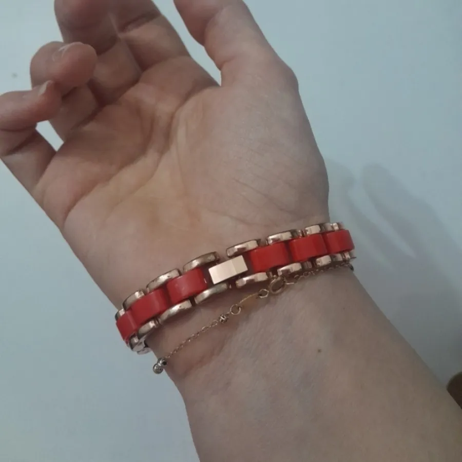 ساعت مچی قرمز