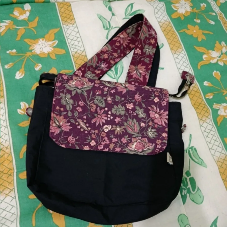 کیف دوطرفه مشکی و گل گلی