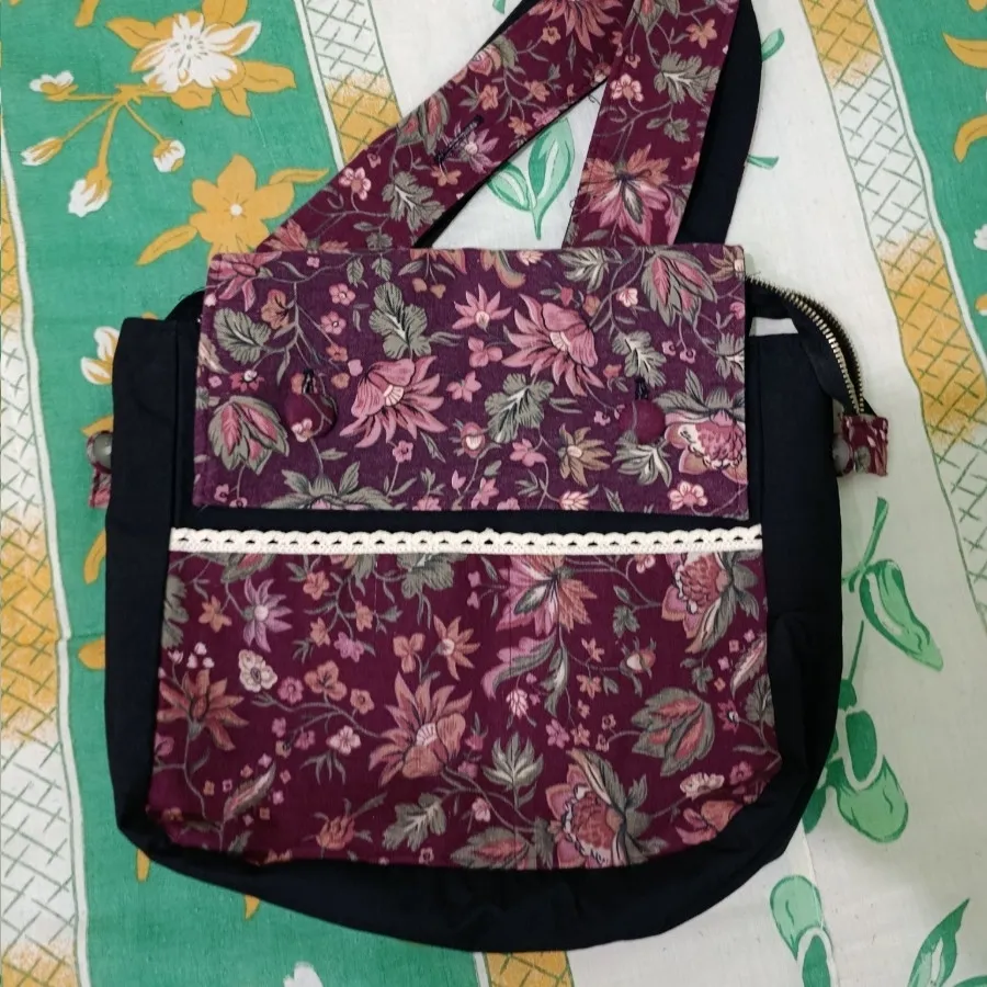 کیف دوطرفه مشکی و گل گلی