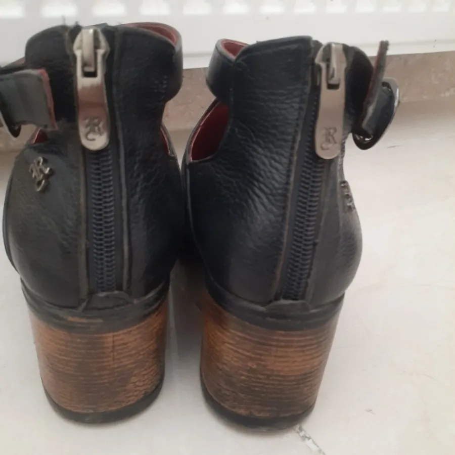 کفش پاشنه دار چرم