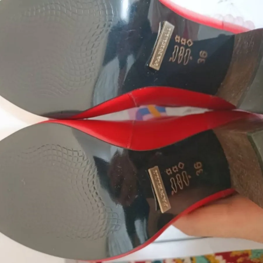 کفش چرم قرمز